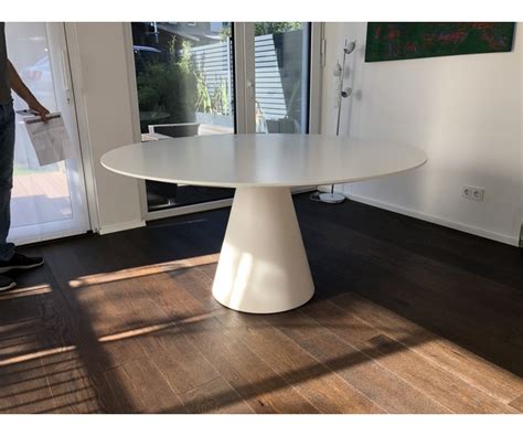 Steht ein tisch an einer wand wirkt das stillos und langweilig. Tisch weiß , Esstisch rund modern weiß, Tisch rund ...
