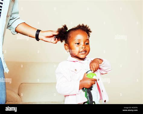 La Moderna Joven Afroamericano Feliz Familia Madre Peinando El Cabello