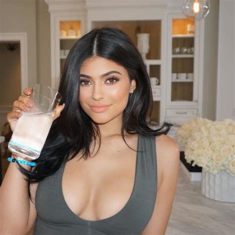 19 Reasons To Believe Kylie Jenner Got A Boob Job The Hollywood Gossip