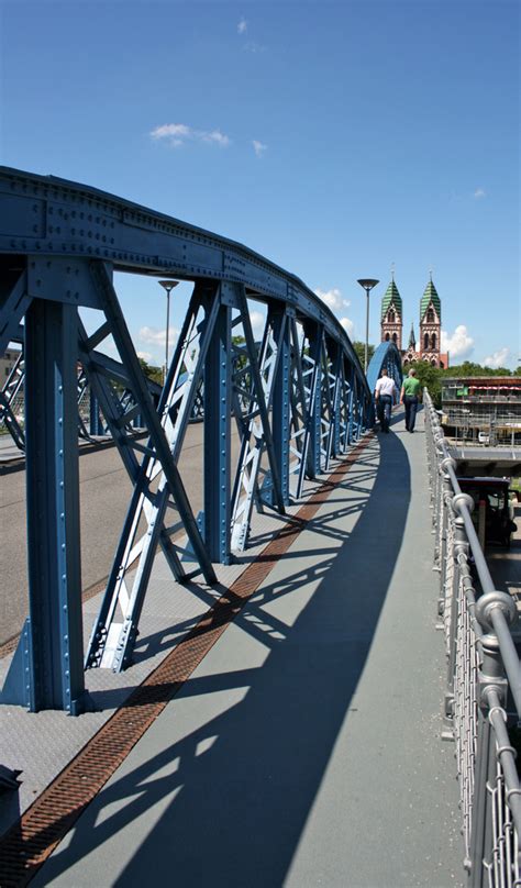 Größe, material und ausführung ändern. Blaue Wiwili-Brücke u. Herz-Jesu-Kirche in Freiburg Foto ...