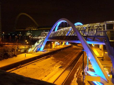 ویمبلی اسٹیڈیم ریلوے اسٹیشن (ur); Wembley: snow over Wembley Stadium... © Chris Downer ...