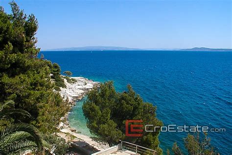 It seems that the efficiency of the state authorities' reaction to the devastation and construction without a permit on the maritime domain is finally visible, as illegal construction on čiovo island was stopped in just two days! Hrvatska,Ciovo - Kuća / vila, u prvom redu do mora, sa bazenom
