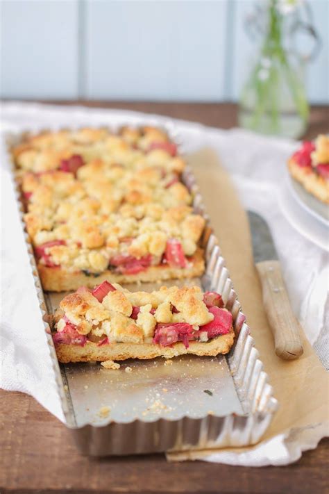Teig auf dem backblech verteilen, glattstreichen, die rhabarberstücke leicht hineindrücken und zuletzt die streusel auf dem kuchen verteilen. Pin von Sylvia Dreyer auf in the baking. | Lecker, Einfach ...