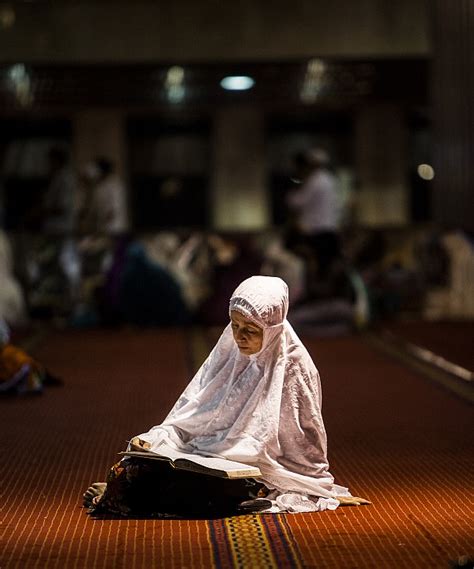 Muslim World Begins Ramzan Fasting Rediff Com News