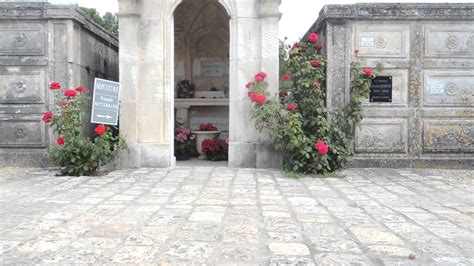 Il est éduqué dans la foi catholique par un précepteur privé puis envoyé en pension chez les frères maristes, à paris. La PhotoquiBouge/Jarnac/Charentes/Cimetière des Grands ...