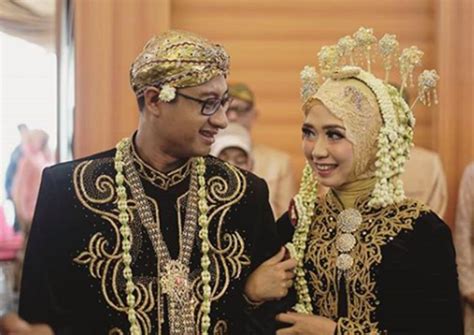 Pakaian adat jawa timur berasal dari beberapa daerah yang berada di wilayah ini. Apakah Baju Pernikahan Adat Jawa Bisa Mengenakan Hijab ...