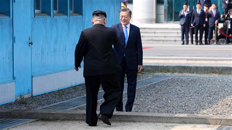 The president is required to uphold the constitution, preserve the borders of south korea, veto bills, and has the powers to declare war. Korea Talks Begin as Kim Jong-un Crosses to South's Side ...