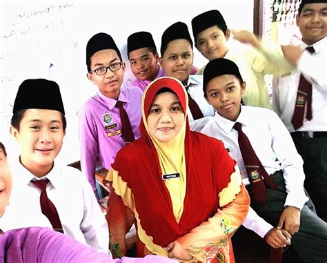 Duka lamanya kembali menusuk perasaan, membawa beliau mengasihani cucunya yang lain. Majlis Pemuafakatan Pelajar Tingkatan 2 SMK (A) Sheikh ...