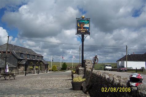 A young woman moves in with her aunt and uncle and soon discovers unsavory happenings in her new home. Jamaica Inn | Jamaica inn