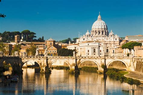 In una delle vie del centro più mondane e cardine dello shopping della capitale: Dove mangiare e dove dormire low cost a Roma · HostelsClub