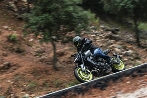 On sent qu'il devient moins facile de caler le pneu arrière à la remise des gaz. Yamaha MT-09 Test 2017 Motorrad Fotos & Motorrad Bilder