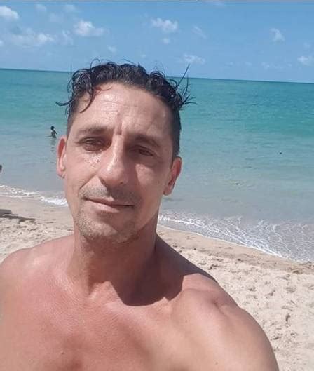Aos anos ator Tuca Andrada exibe corpaço em foto caseira Partiu praiana