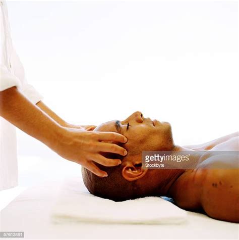 Black Man Massage Fotografías E Imágenes De Stock Getty Images