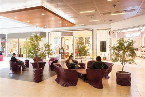 Más de 350 tiendas, marcas exclusivas, 60 restaurantes y 12 salas de cine. Mall Costanera Center | Furniture from Spain