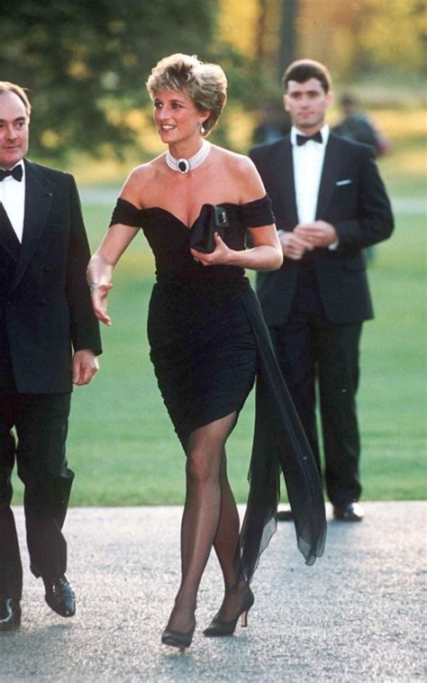 Princess Diana Pictures See 30 Of Her Best Dresses Hollywood Life