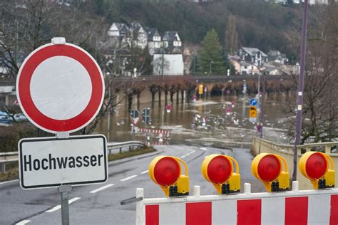 Auf der mosel ist wegen hochwassers die schifffahrt eingestellt worden. Hochwasser-Warnung aktuell : Pegel steigen wieder! HIER ...