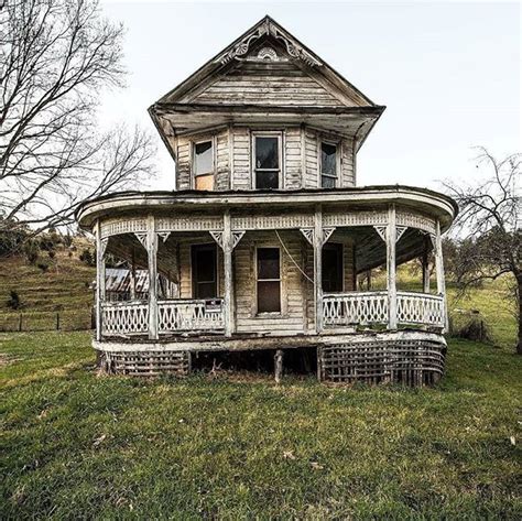 Pin By Rachael Kirchen On Decaying Homes And Faded Glory Abandoned Mansions Old Abandoned