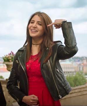 Sejal de nişanlısı ile evlilik öncesi avrupa turuna katılan başarılı bir avukattır. PHOTOS: Anushka Sharma's Fashion Statement In Jab Harry ...