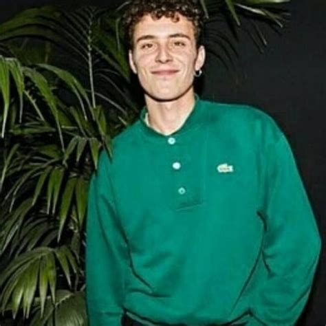 Presenta su nuevo single, 'mufasa', 'nieve', que se publica el 12. The sweatshirt button-green Lacoste worn by Arón Piper on ...