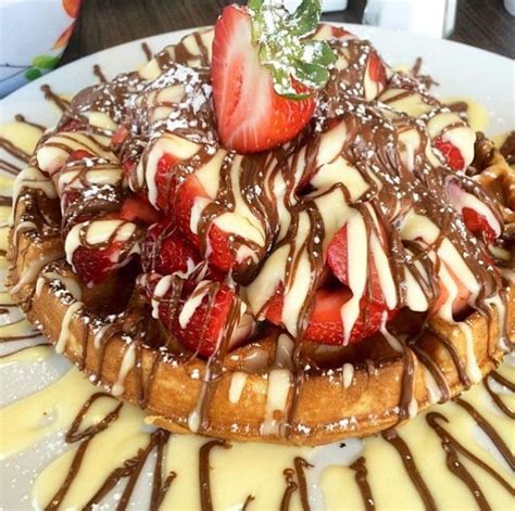 Waffle | Nutella | White Chocolate | Strawberries | Place: Petinos St-Dorothee Laval | Street ...