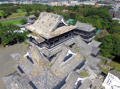 臺灣發生地震了。 / 台湾发生地震了。 ― táiwān fāshēng dìzhèn le. 震度7の地震で瓦が落ちた熊本城。発生から半年がたち、屋根に ...