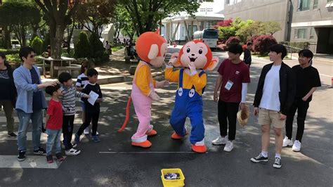 5월 5일이 어린이날인데, 고려대 사회발전연구실과 방전환 연구소가 공동 설문조사한 바에 의하면 어린이 7명 중 1명이 가출 내지는 자살 충동을 느꼈다고 합니다. 어린이날 로봇체험행사, MS2me - YouTube