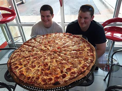 6 Biggest Pizzas In Illinois We Bet You Wont Be Able To Eat All At Once