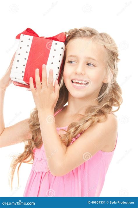 Szczęśliwa Mała Dziewczynka Z Prezenta Pudełkiem Obraz Stock Obraz Złożonej Z Ludzie