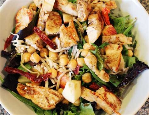 Ricette fantasiose, saporite e facili con i ceci, legumi ricchi di vitamine importanti. Ricetta estiva insalata pollo, ceci e pomodori secchi