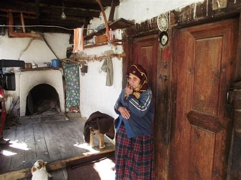 Köyün adı, 1478 yılı kayıtlarında bavlu ya da bavlı, 1912'de ayvalı, 1928 yılı kayıtlarında ise karabavlu olarak geçmektedir. Hayber Gürsoy : Sulara gömülecek köy meclise taşındı