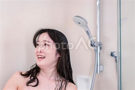シャワーを浴びる若い女性 No 28937162写真素材なら写真AC無料フリーダウンロードOK