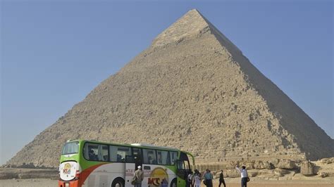 2 Dead 12 Injured In Tourist Bus Blast Near Giza Pyramids In Egypt