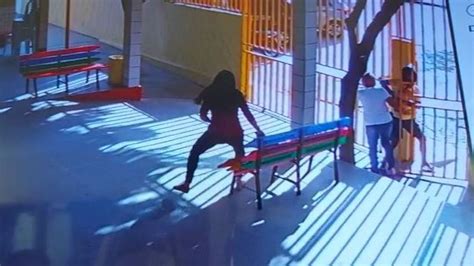 VÍDEO Assaltante rouba celular de mulher no portão de escola de Sobral