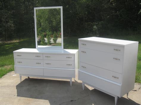 Vintage mid century bedroom set in a modern home. That's Not Junk...Refurbished Recycled Furniture: Mid Century Modern Retro Bedroom Set