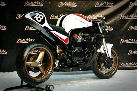Featuring a few select bit of custom shgeet metal work, and a complete overhaul on the looks. Suzuki GSX 750 R Special Gift - RocketGarage - Cafe Racer ...