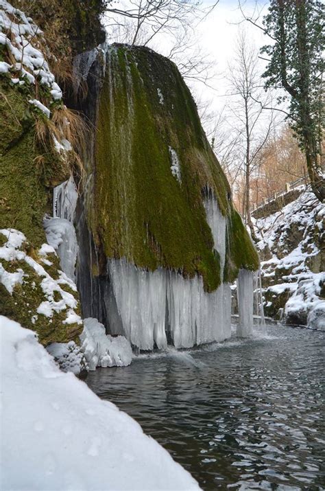 Stiri interne • acum 9 minute. Cascada Bigar inghetata FOTO Mihai Petruica (1) | Romania ...