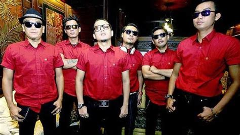 Check spelling or type a new query. Chord Mawar Hitam - Tipe-X, Kunci Gitar yang Mudah ...