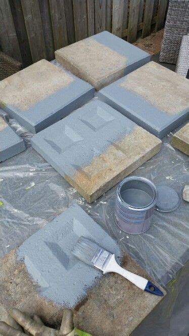 Gebruik gele afplaktape voor het maken van strakke lijnen. Stoeptegels bewerken met beton verf van de Action ...