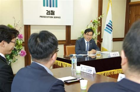 서울대교구장직에서 물러난 정진석 추기경이 서울 중구 명동성당 옆 천주교 서울대교구청 집무실을 나서면서 손을 흔들어. 간담회 하는 박상기 장관 "고생이 많습니다"-국민일보