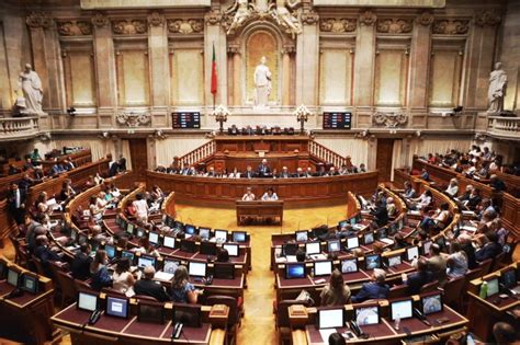 Venho só dizer que é lindo ter a #presidenciais2021 no topo das trends numa altura tão necessária. EDITORIAL: OE 2021: crise política, ou disputa para cobrar ...
