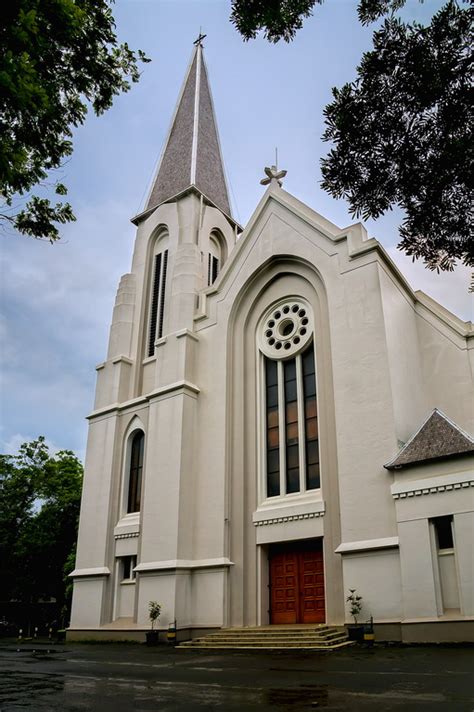 Gereja katedral bandung, atau katedral santo petrus, adalah sebuah gereja yang terletak di jalan merdeka, bandung, indonesia. s