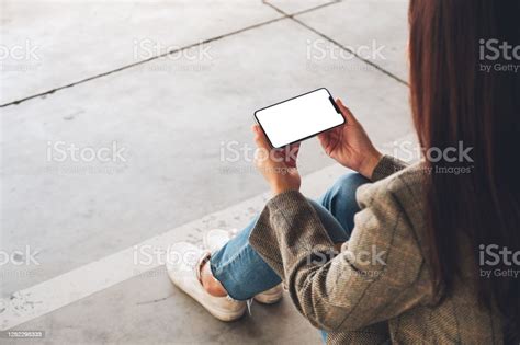 바닥에 앉아있는 동안 빈 흰색 화면으로 검은 휴대 전화를 들고있는 여성 가득 찬에 대한 스톡 사진 및 기타 이미지 가득 찬