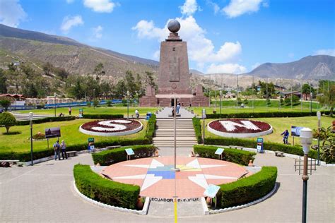 Äquatormonument La Mitad Del Mundo Ecuador Franks Travelbox Images