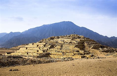 Pirámide De La Galería En Caral Viajar Por Perú