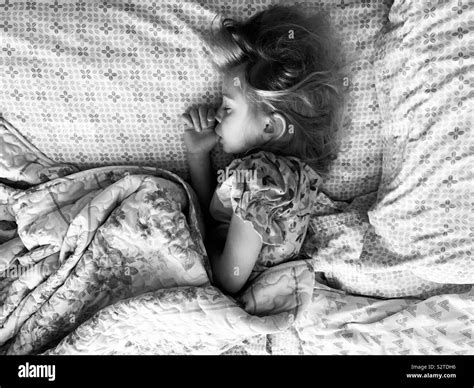 niño durmiendo fotografías e imágenes de alta resolución alamy