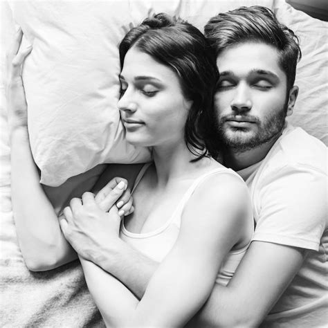 아름 다운 행복 한 젊은 부부는 아침에 침대에서 자 고 포옹 사랑과 관계 개념 프리미엄 사진
