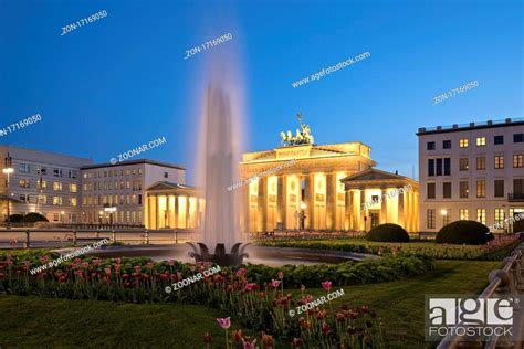 Beleuchtetes Brandenburger Tor Mit Springbrunnen Und Dem Pariser Platz