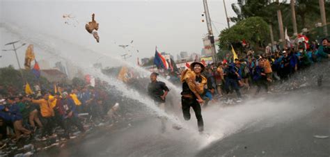 1 day ago · schon jetzt zeigen videos in den sozialen medien und schilderungen von vor ort genau dies: Studenten-Proteste gegen Scharia-Gesetze in Indonesien ...
