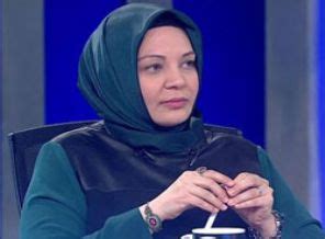 Daha küçük yaşlarda psikolojiye ve gazeteciliğe kısaca aktif işlere olan ilgisini fark etmiştir. Hilal Kaplan: Bu görüntülerden utanıyorum - Timeturk ...