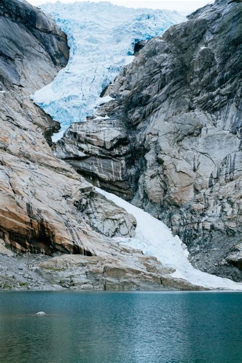 Перевод слова glacier, американское и британское произношение, транскрипция, словосочетания, однокоренные слова, примеры использования. Briksdal Glacier in Norway | Hike, Tour, Weather & Map